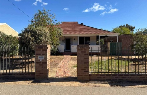 Merredin House | Fully Equipped House - Walk to Shops and Train