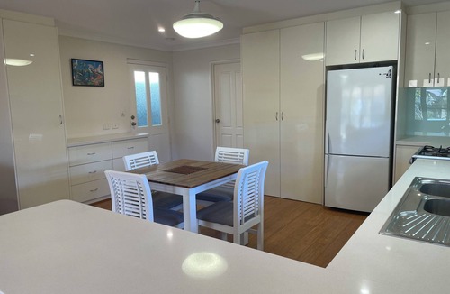 Jandakot Apartment | Fully Self contained 1 bedroom spacious unit adjoining rear of owners home.