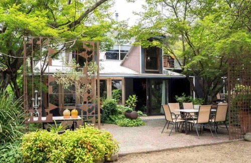 Tawonga South Apartment | Garden House near Snowfields | logfire | hottub