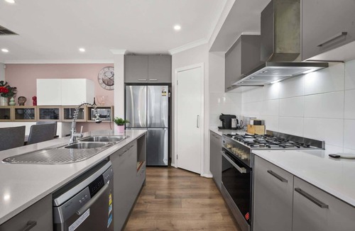 Tarneit House | Garden Retreat 4-Bed House in Tarneit