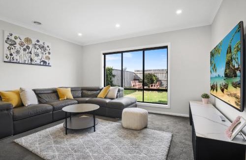 Tarneit House | Garden Retreat 4-Bed House in Tarneit