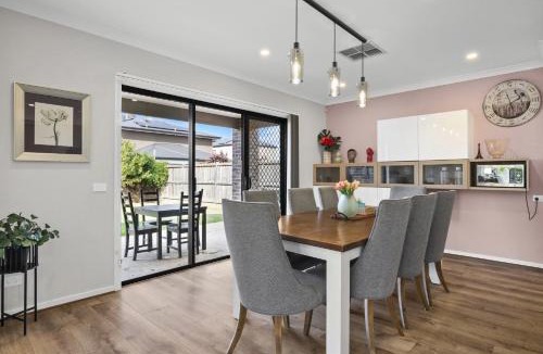 Tarneit House | Garden Retreat 4-Bed House in Tarneit