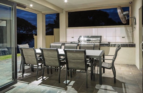 White Sands House | Getaway at River Paradise: Murray Bridge's Ultimate Riverside Retreat