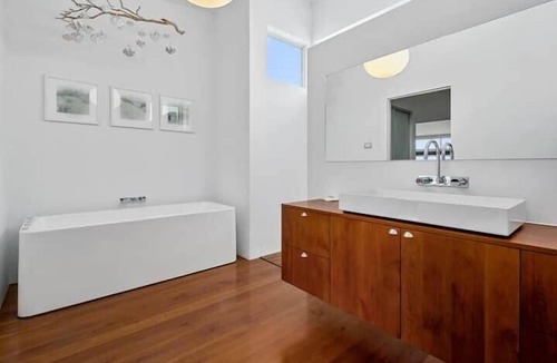 Opossum Bay House | Getaway Hideaway-close to beach Sleeps-8