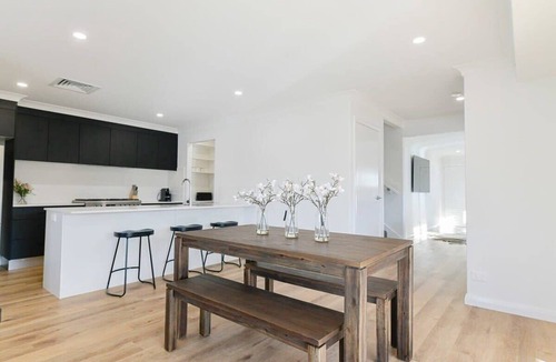 Orange House | Getaway on Curran. EV + Firepit. Walk to CBD.