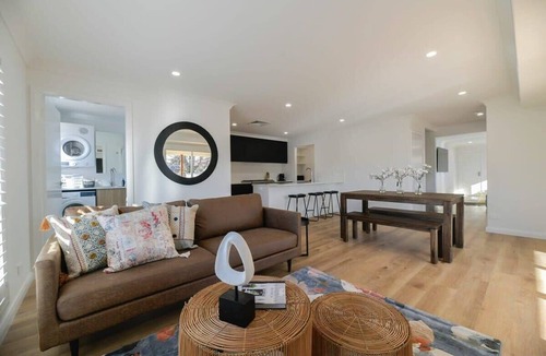 Orange House | Getaway on Curran. EV + Firepit. Walk to CBD.