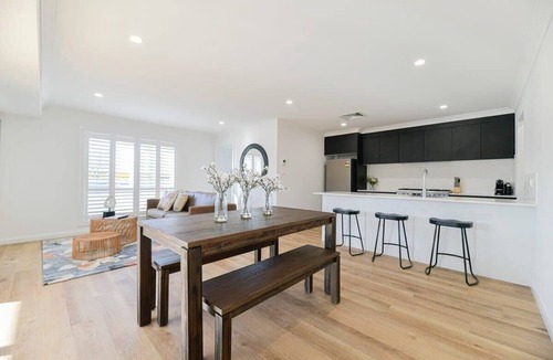Orange House | Getaway on Curran. EV + Firepit. Walk to CBD.
