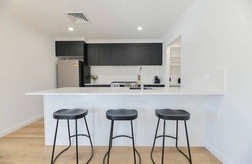 Orange House | Getaway on Curran. EV + Firepit. Walk to CBD.