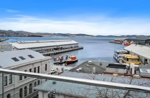 Sullivan's Cove Apartment | Gibson's Mill Penthouse with private balcony - 301