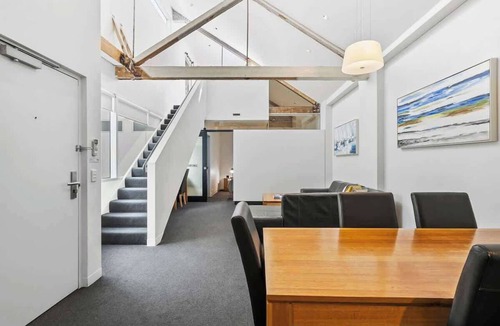 Sullivan's Cove Apartment | Gibson's Mill waterfront loft apartment - 304