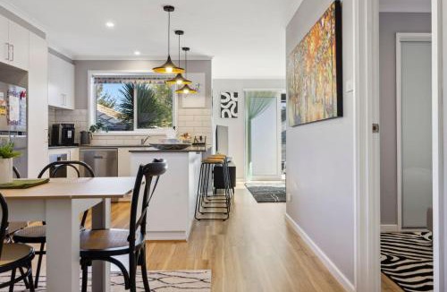 Wanniassa House | Gina's Retreat - Chic Comfort near Mount Taylor