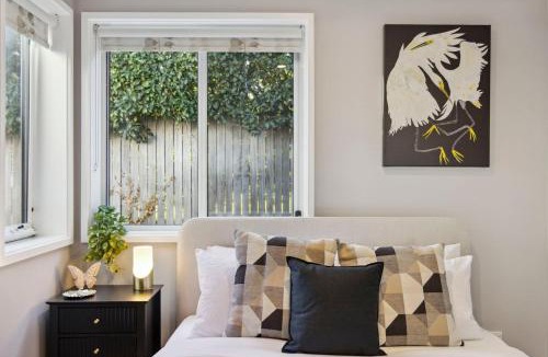 Wanniassa House | Gina's Retreat - Chic Comfort near Mount Taylor
