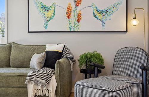 Wanniassa House | Gina's Retreat - Chic Comfort near Mount Taylor