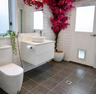 Wanniassa House | Gina's Retreat - Chic Comfort near Mount Taylor