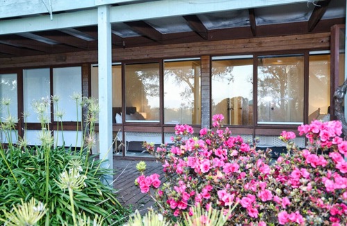 Gisborne House | Gisborne Peak BlueGum Guest House