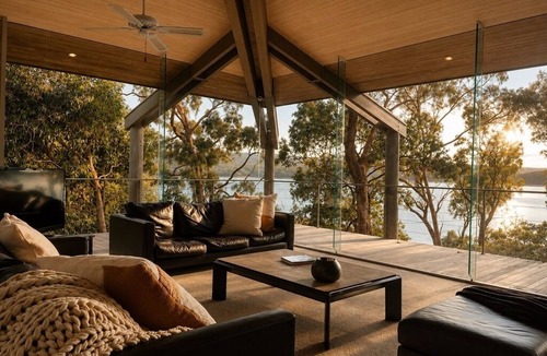 Taylor Bay House | Glasshouse Lake Eildon Architectural Retreat