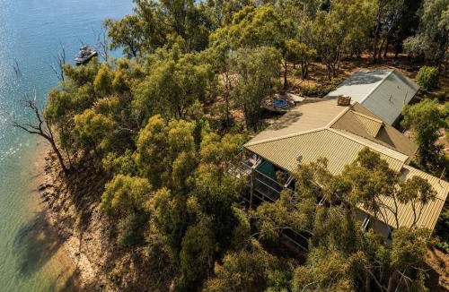 Taylor Bay House | Glasshouse Lake Eildon Architectural Retreat