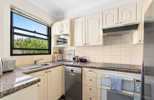 Glebe Apartment | Glebe Corner Walkable City Fringe Base with Pool