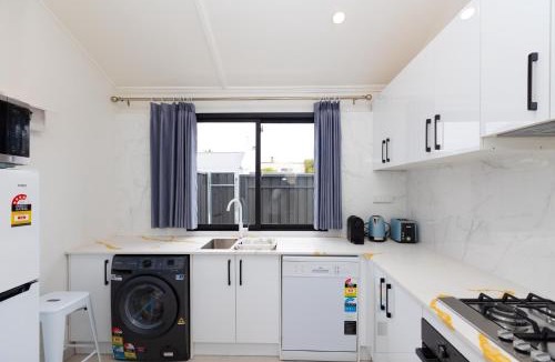 Glenelg North House | Glenelg Modern Studio, QBed,Wifi