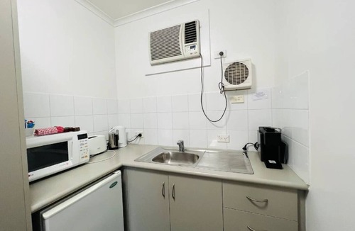 Glenelg Apartment | Glenelg Studio Apartment No. 31 – Walk to the Beach