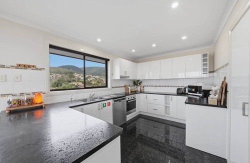 Glenorchy House | Glenorchy Family Retreat | Sleeps 11 | Pets OK