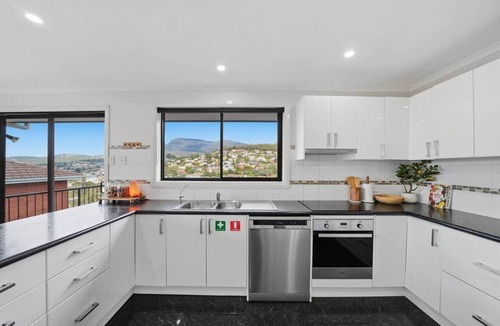Glenorchy House | Glenorchy Family Retreat | Sleeps 11 | Pets OK