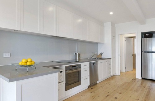 Lorne House | Godalming - Stroll To Town With Free WIFI