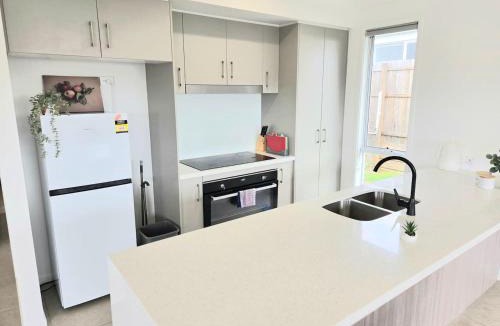 Logan Reserve House | Gold Coast Gateway - Spacious 4BR House in Logan
