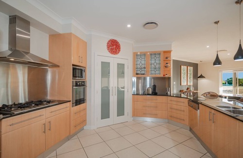 Hillvue House | Golf Course Retreat – 3BR Family Home with Stunning Views