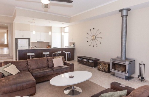 Normanville House | Golfers Paradise (18th Tee) - 52 Huntingdale Drive