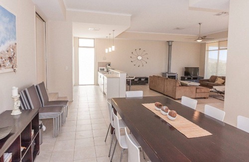 Normanville House | Golfers Paradise (18th Tee) - 52 Huntingdale Drive