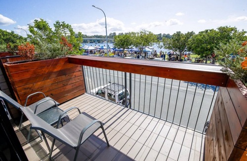 Batemans Bay Apartment | Gorgeous 2-Bed Apartment By Shops