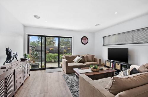 Torquay House | Gorgeous 2 Bedroom Townhouse - Family and Corporate Bookings Only