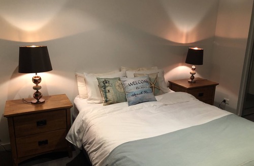 Torquay House | Gorgeous 2 Bedroom Townhouse - Family and Corporate Bookings Only