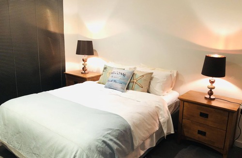 Torquay House | Gorgeous 2 Bedroom Townhouse - Family and Corporate Bookings Only