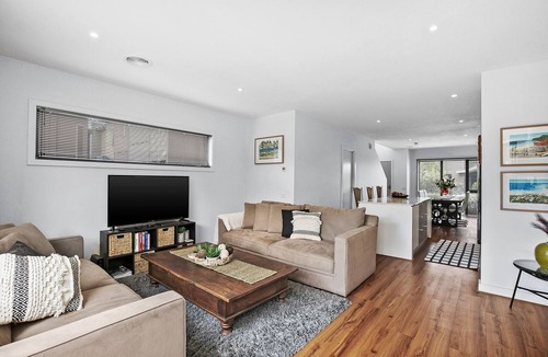 Torquay House | Gorgeous 2 Bedroom Townhouse - Family and Corporate Bookings Only