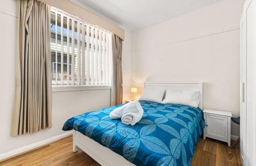 Oakleigh South House | Gorgeous 3BR 1.5Bath AC in Every BR ｜ brick house