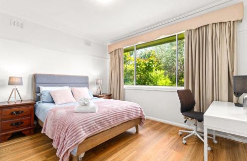 Oakleigh South House | Gorgeous 3BR 1.5Bath AC in Every BR ｜ brick house