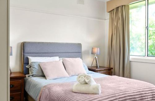 Oakleigh South House | Gorgeous 3BR 1.5Bath AC in Every BR ｜ brick house