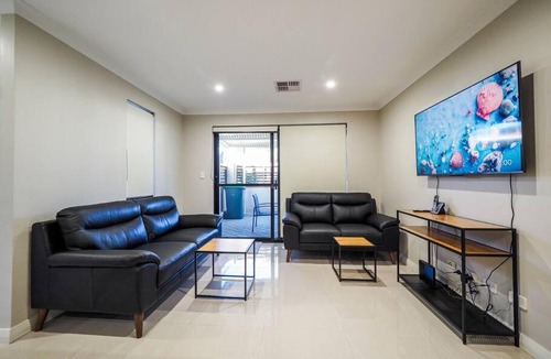 Westminster House | Gorgeous Family House near Shops