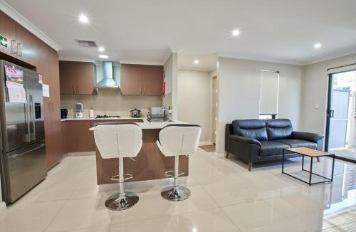 Westminster House | Gorgeous Family House near Shops