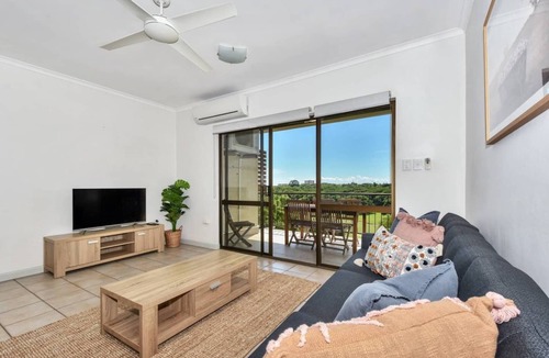 Larrakeyah Apartment | Gorgeous Golf Course views from top floor