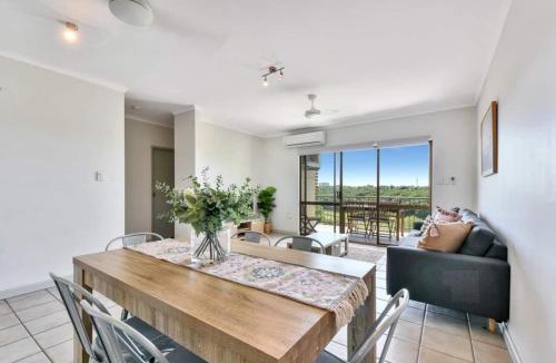 Larrakeyah Apartment | Gorgeous Golf Course views from top floor
