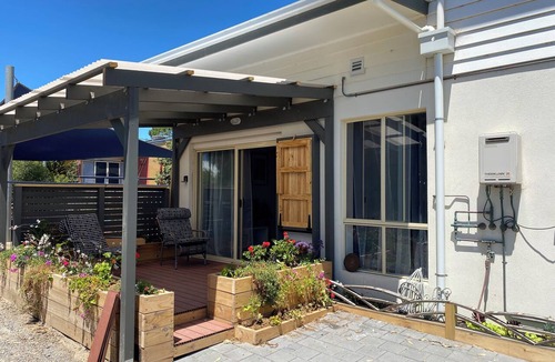 Aldinga Beach Apartment | Gorgeous Tiny House/Loft conversion