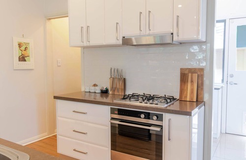 Wagga Wagga House | Gormly Grove Cottage - Modern Comfort, Near CBD