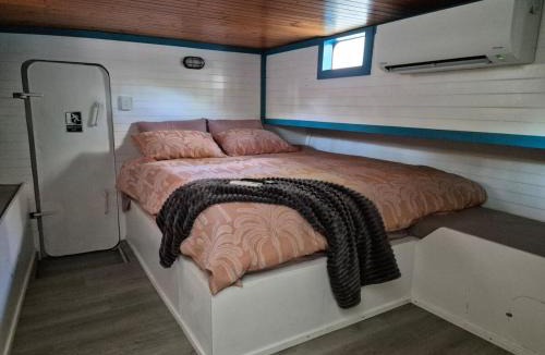 Wagait Beach Boat Rental | Gracie - May Unique boat stay with ocean views