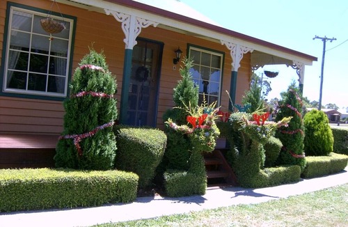 Railton House | "Grand Ole Topiary" Country Cottage' Accommodation. Railton Tasmania