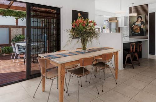 Torquay House | Great Court Location Within Minutes To The Beach!