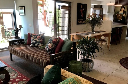 Torquay House | Great Court Location Within Minutes To The Beach!