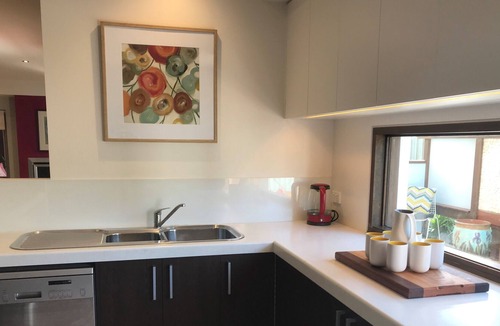 Torquay House | Great Court Location Within Minutes To The Beach!